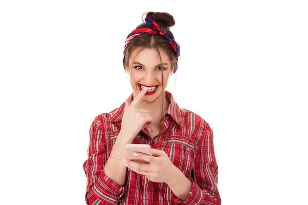 Flirtende Frau hält Handy in der Hand — Stockfoto