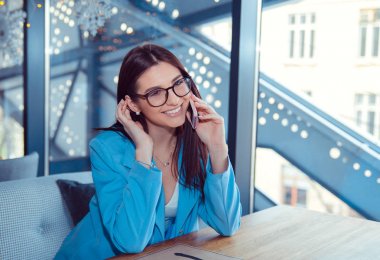 Kadın telefonda erkek arkadaşıyla flört ediyor..