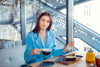 Kadın yemek yerken gözlerindeki soruyla hayal kırıklığına uğramış görünüyor.. 