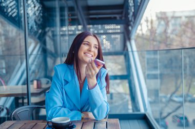 Telefonun ses tanıma kullanarak bir kız portresi