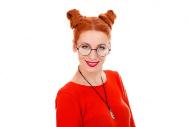 30 'larında, yuvarlak gözlüklü, gülümseyen bir kadın.