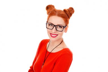 30 'larında, yuvarlak gözlüklü, gülümseyen bir kadın.