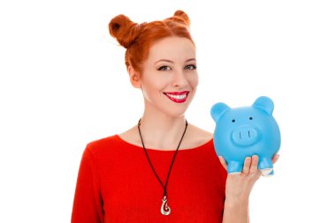 elinde bir kumbara ile tutan güzel kadın