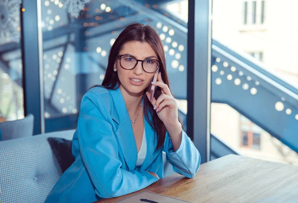 telefonda konuşan mutsuz kadın sinirli