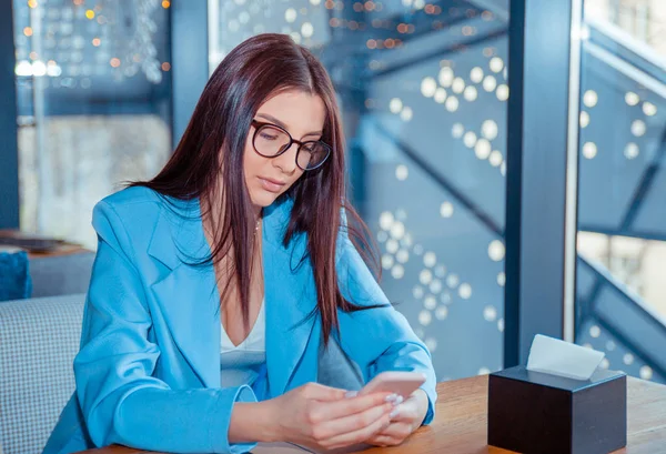 ne yazık ki telefon bakarak tutarak ciddi bir kadın