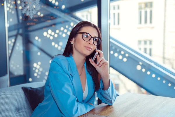 Kadın telefonda konuşuyor, ciddi bir konuşma yapıyor.. 