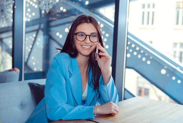 mutlu kadın telefonda konuşurken mutlu gülümseyerek