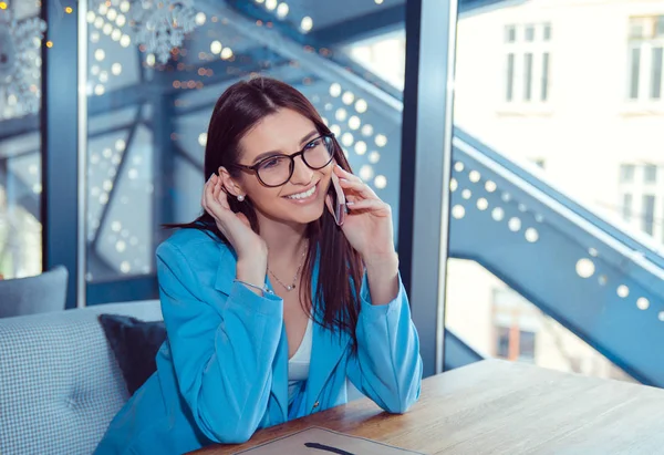 Kadın telefonda erkek arkadaşıyla flört ediyor..