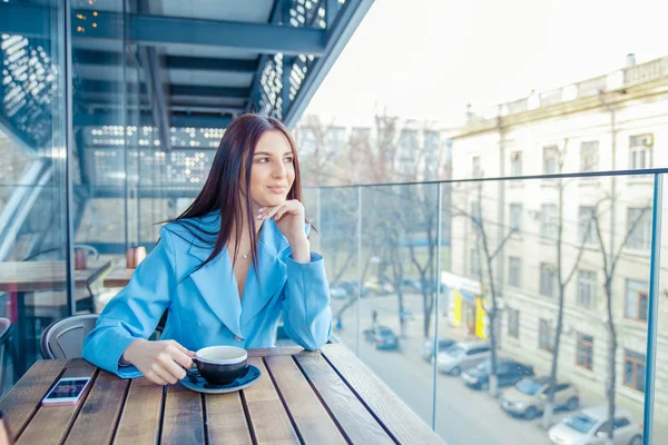 Mujer reflexiva en la cafetería de moda — Foto de Stock