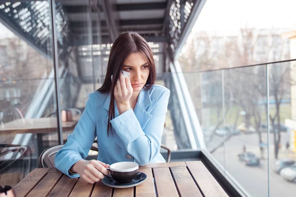 Mujer chica a punto de llorar limpiando lágrimas estornudando en un pañuelo — Foto de Stock