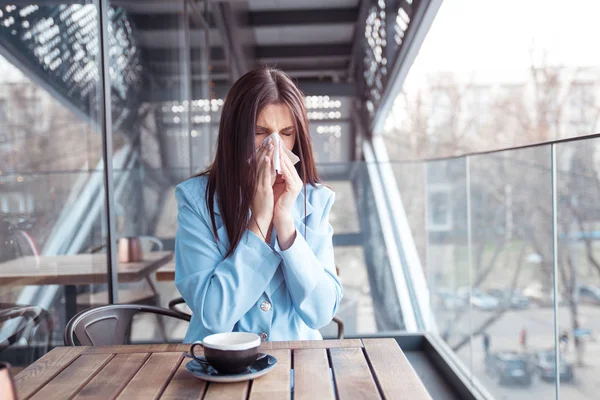 Gripe. Mujer joven tiene alergia a la nariz, gripe estornudos nariz . — Foto de Stock