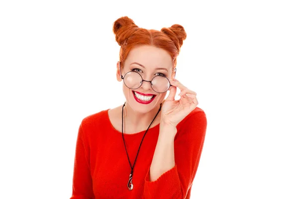 Mulher em seus 30 anos segurando óculos redondos sorrindo — Fotografia de Stock