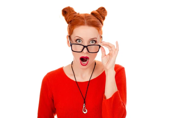 Chockad kvinna i hennes 30s hålla hennes glasögon ner i chock — Stockfoto