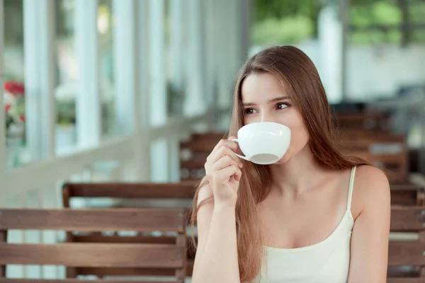 Moda kafeteryasında çay içen bir kadın. — Stok fotoğraf