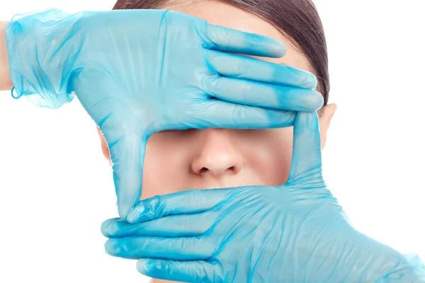 코 수술, 흰색 배경을 준비하고있는 여자 — 스톡 사진