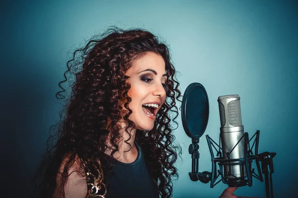 Wanita gadis bernyanyi karaoke dengan mikrofon — Stok Foto