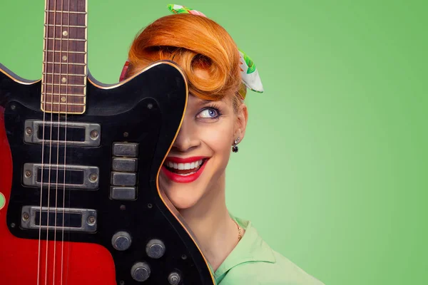 Девочка с электроакустической рок-гитарой улыбается — стоковое фото