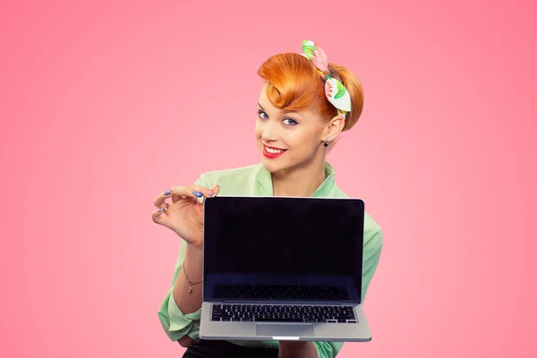 Rojo cabeza mujer bastante sonriente pinup chica verde botón camisa celebración PC ordenador —  Fotos de Stock