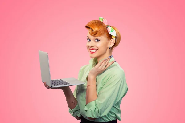 Menina surpresa com a mão do computador perto da bochecha — Fotografia de Stock