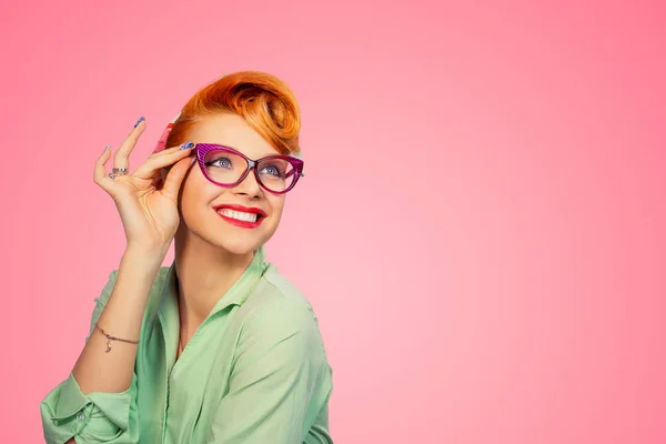 Headshot atraente jovem mulher com óculos — Fotografia de Stock