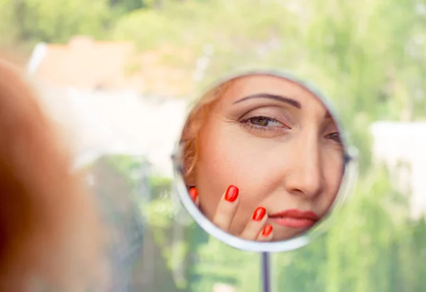 Mujer Mirando Examinando Pliegue Nasolabial Sus Primeros Signos Envejecimiento Belleza — Foto de Stock