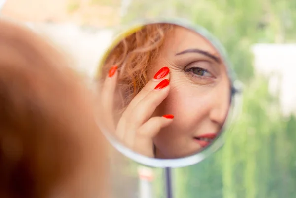 Aynadaki Yansıma Bir Kadın Aynaya Bakar Ilk Kırışıklıkları Yaşlanma Belirtilerini — Stok fotoğraf