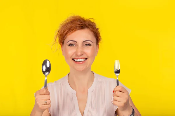 Ritratto Sana Felice Rossa Capelli Ricci Donna Sulla Quarantina Tenendo — Foto Stock