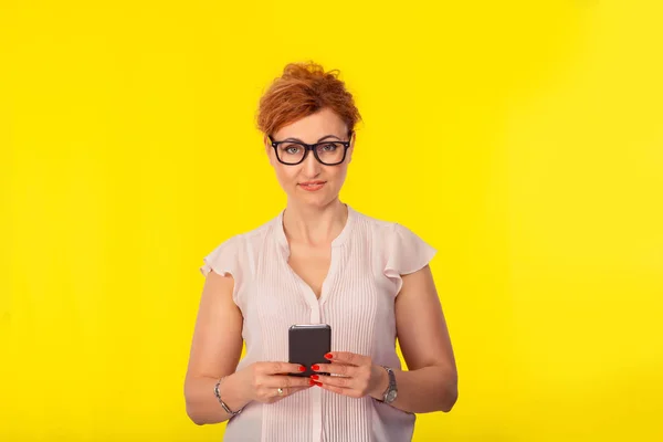 Retrato Cerca Una Hermosa Mujer Sosteniendo Uso Teléfono Inteligente Mirando — Foto de Stock