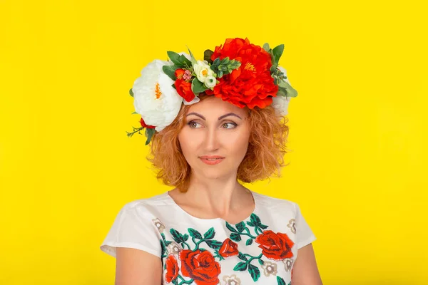 Picture Daydreaming Mature Lad Woman Floral Headband Red White Peony — Stock Photo, Image