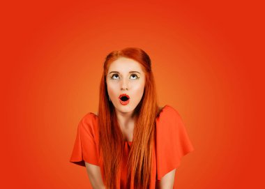  şok yüz ifadesi ile kadın copyspace bakarak