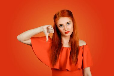 Mutsuz kadın aşağı jest başparmak veren