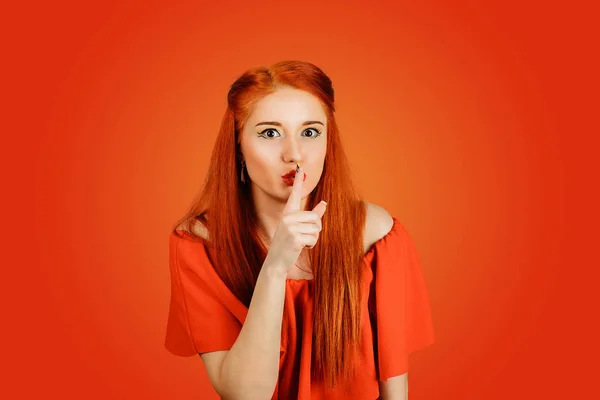 Belle femme demandant le silence sur un fond rouge isolé — Photo