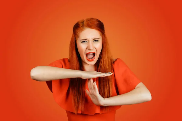 Mulher gritando, gesticulando tempo fora com as mãos — Fotografia de Stock