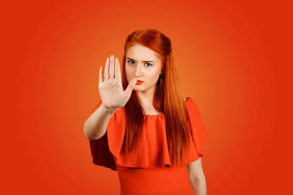 Mulher fazendo um gesto parar com a mão — Fotografia de Stock