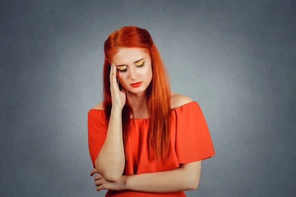 Jovem mulher tendo dor de ouvido tocando seu doloroso templo da cabeça — Fotografia de Stock