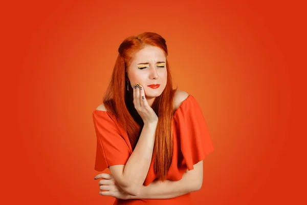 Mulher com dor de dente sensível problema coroa — Fotografia de Stock