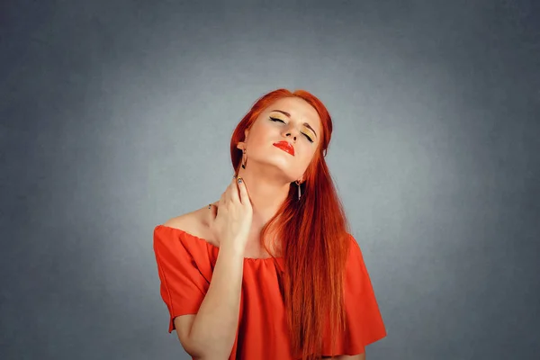 Enfermedad de espalda y columna vertebral. Primer plano retrato mujer cansada masajeando su doloroso cuello aislado sobre fondo rojo — Foto de Stock