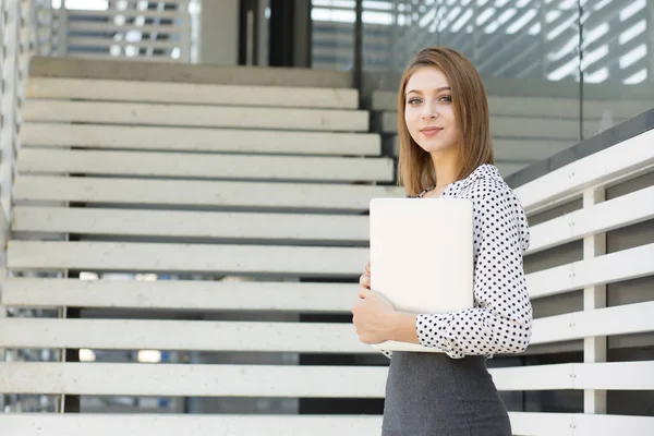 Porträt Einer Hübschen Jungen Frau Mit Laptop Die Die Kamera — Stockfoto