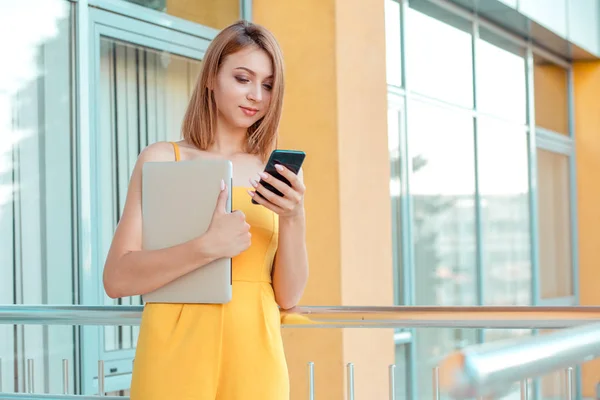 Affascinante Giovane Donna Studente Tuta Gialla Casual Guardando Telefono Cellulare — Foto Stock