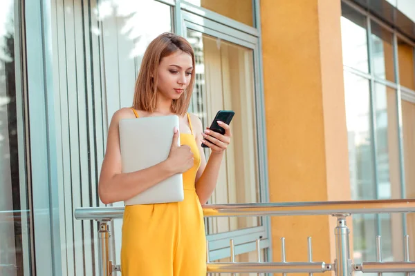 Affascinante Giovane Donna Studente Tuta Gialla Casual Guardando Telefono Cellulare — Foto Stock