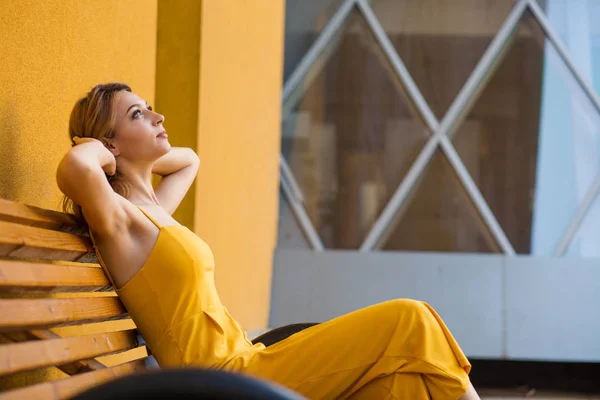 Lachende Vrouw Dagdromen Zomer Vrijetijds Vakantie Zittend Een Bank Buiten — Stockfoto