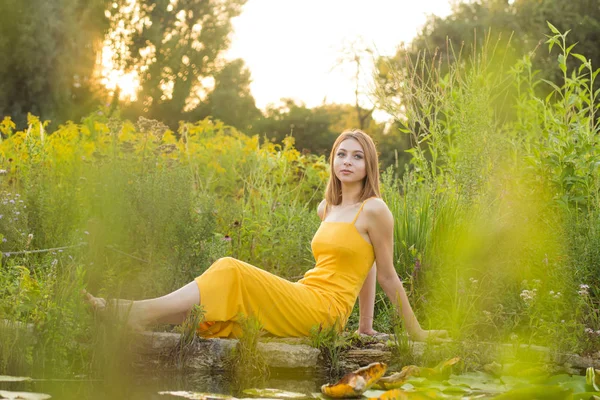 Schattige Vrouw Lachende Zittend Poseren Tuin Buurt Van Groene Struiken — Stockfoto