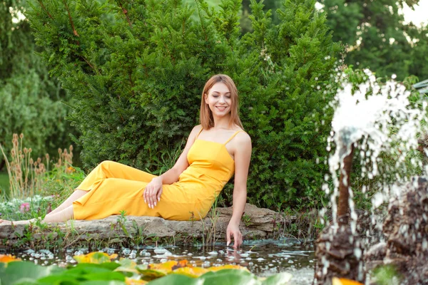 Schattige Vrouw Glimlachend Zittend Een Steen Poseren Tuin Buurt Van — Stockfoto