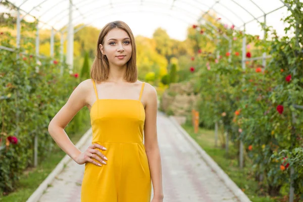 Schattige Vrouw Glimlachend Staande Een Weg Pad Poseren Tuin Buurt — Stockfoto