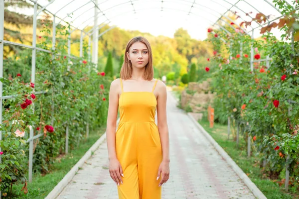 Schattige Vrouw Glimlachend Staande Een Weg Pad Poseren Tuin Buurt — Stockfoto