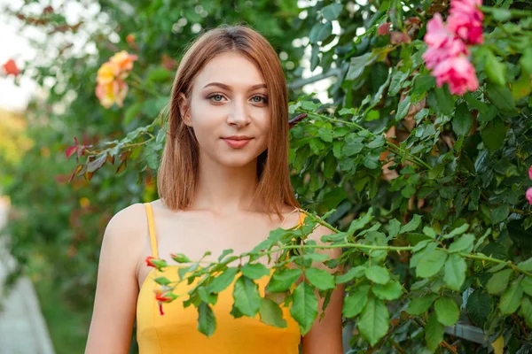 Schattige Vrouw Glimlachend Staande Poseren Tuin Buurt Van Groene Struiken — Stockfoto