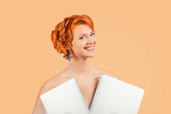 Elbise Olarak Iki Dizüstü Bilgisayarı Olan Kız Kapalı Kızıl Saçlı — Stok fotoğraf