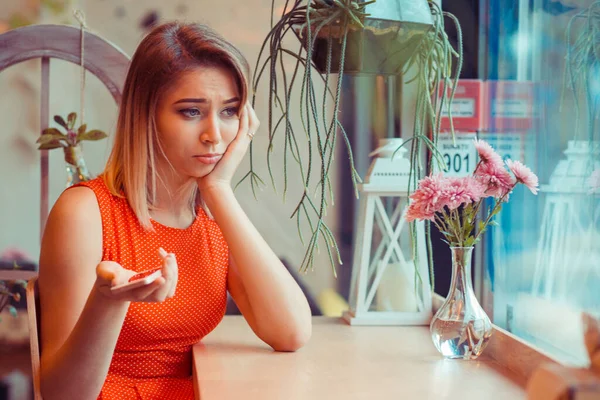스트레스를 아름다운 핸드폰을 부엌에서 대화하는 여자의 근처나 커피숍 드레스를 유행하는 — 스톡 사진