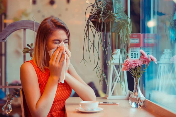 Gripe Mujer Joven Tiene Alergia Nariz Gripe Estornudos Nariz Llorando — Foto de Stock