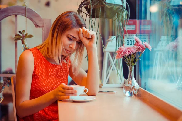 Retrato Destacó Triste Joven Mujer Con Taza Café Sentado Cafetería — Foto de Stock